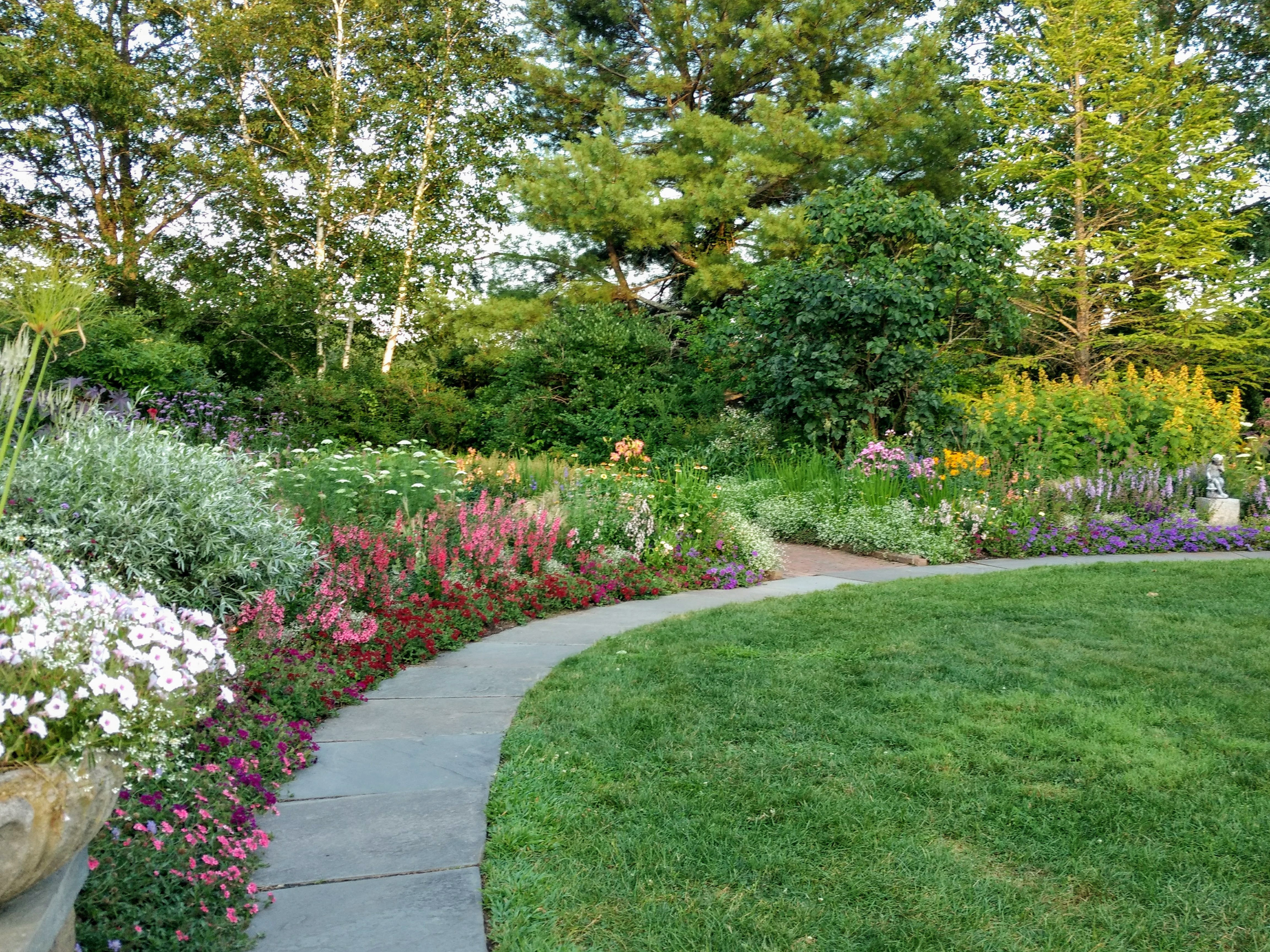Благоустройство участка частного дома в Москве и Московской области